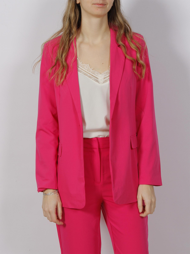Comment porter un blazer rose avec un pantalon de costume fuchsia